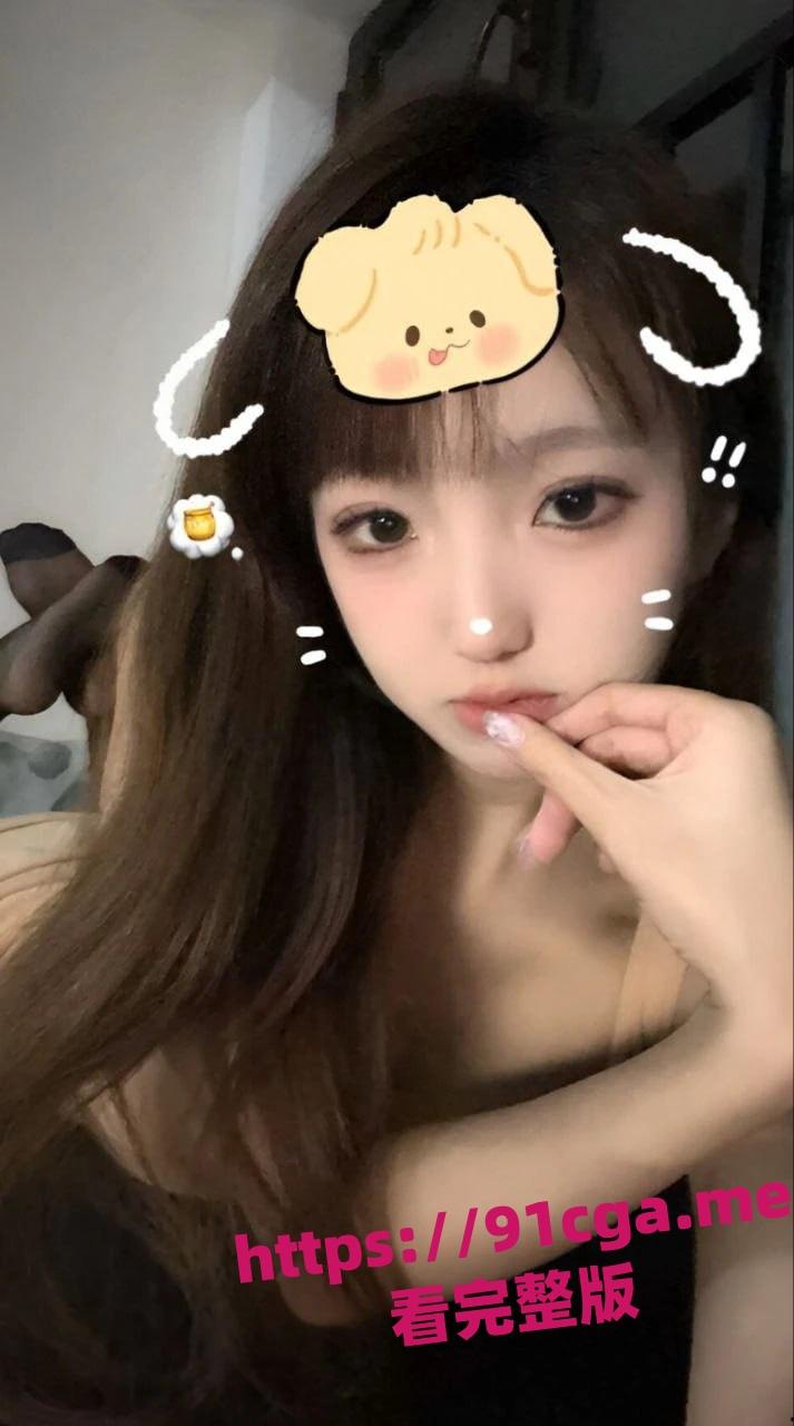 湖南长沙反差女大学生刘子玥 撩骚裸聊隔着镜头伸出舌头接网友精液-5