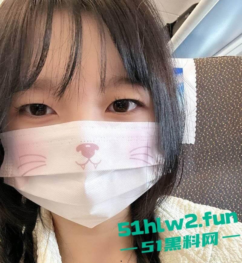 情人节最狂热瓜,JK黑丝清纯妹子玩SM爽了,一边被炮机狂抽一边往逼上滴红色燃料,还嫌不够刺激,再加一根按摩棒!-3