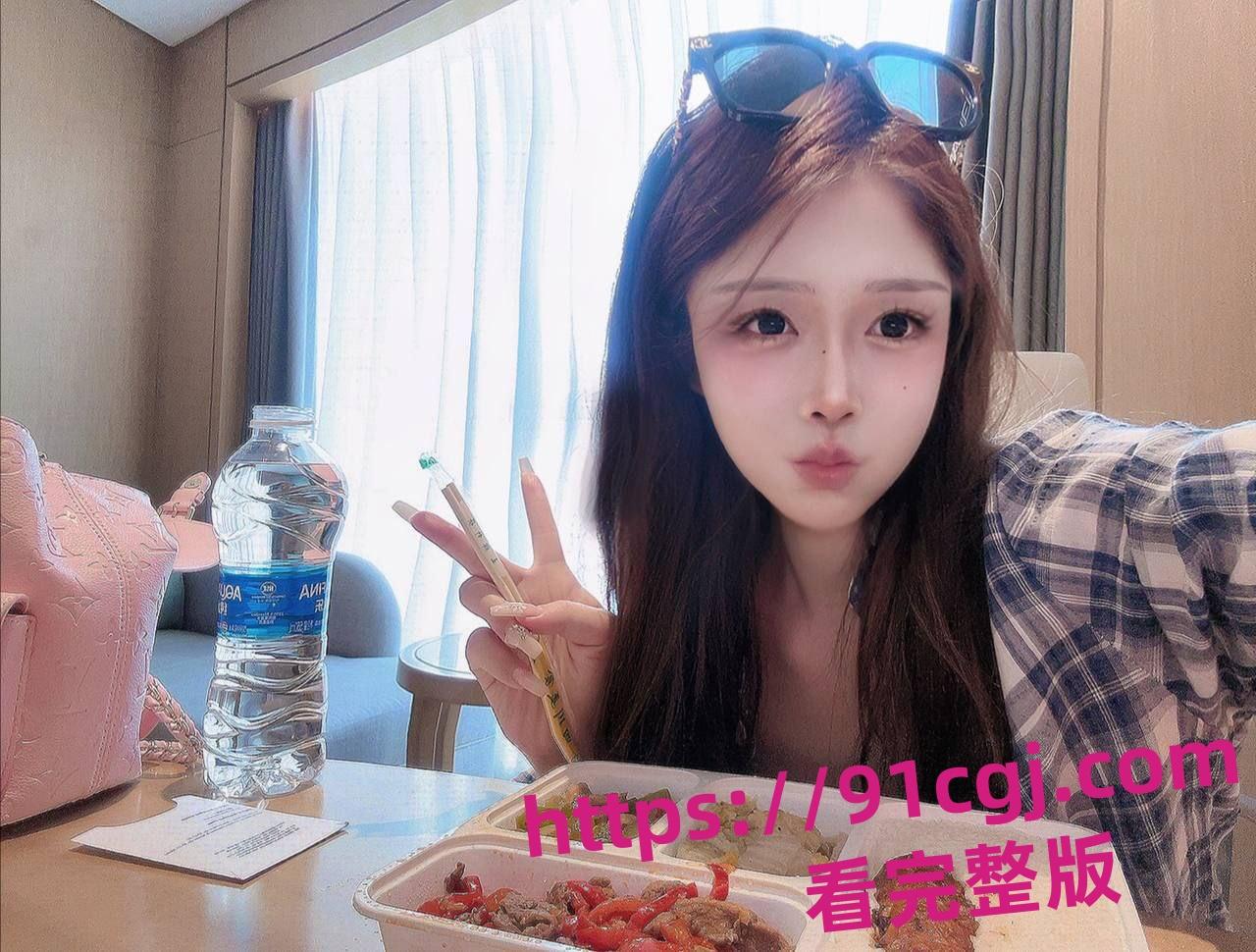 四川美术学院 苏韵雯 做爱视频泄密 舔逼淫水狂流 要哥哥大肉棒操操-1