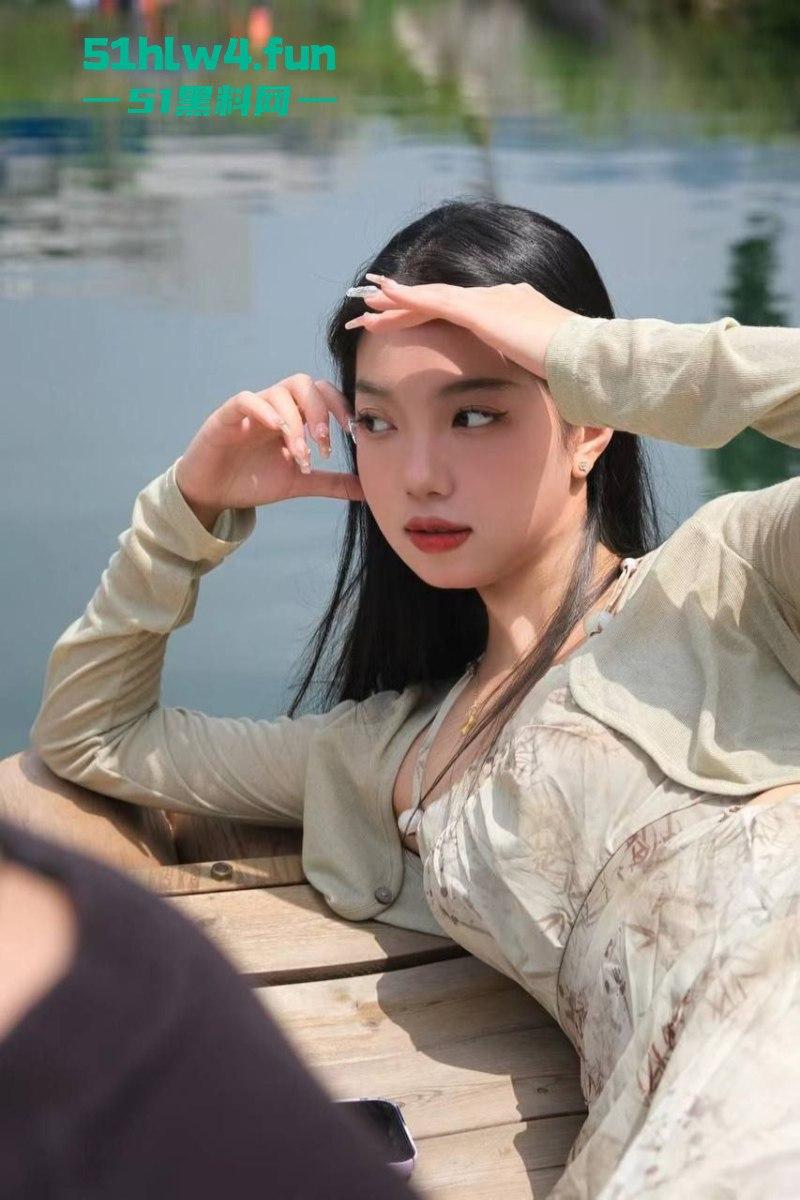 杭州大学班花【梁洛奇】酒后失身,被同学带到酒店扒奶脱裤无情暴操,视频传遍朋友圈。-4