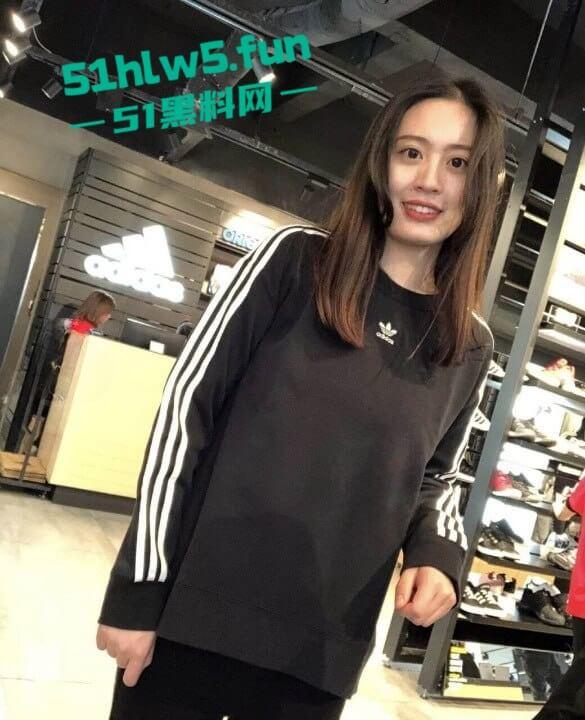 母子乱伦系列,儿子以不参加考试威胁亲妈给自己口交,骚妈性欲上头骑乘儿子肉棒被大力内射!-5