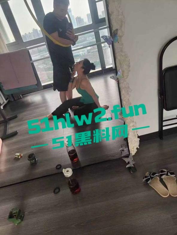 江西南昌风骚人妻【张芷馨】聊天记录曝光，逼内伤口还没愈合开房打炮忍着怕扫兴吗。-18