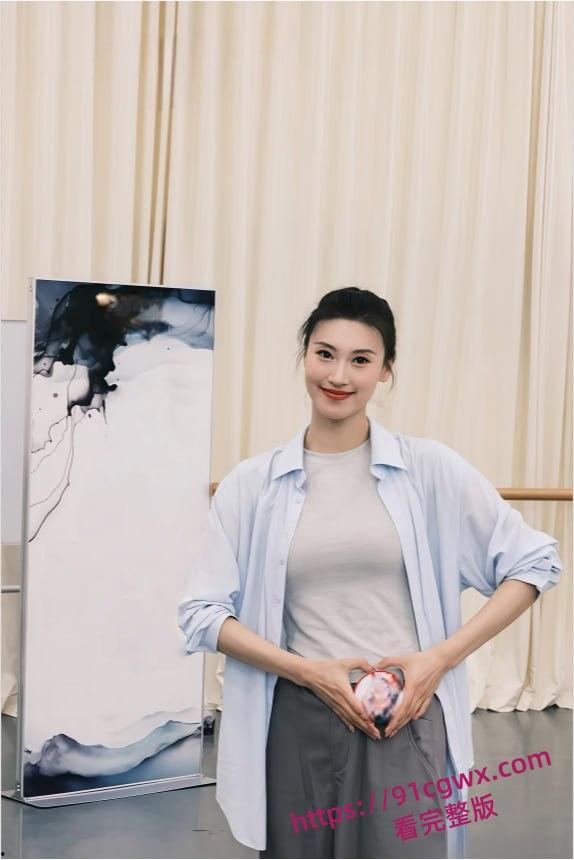 中国东方演艺集团舞蹈演员 与男友性爱私拍泄密 多体位啪啪轮番上演 画面淫靡至极!-1