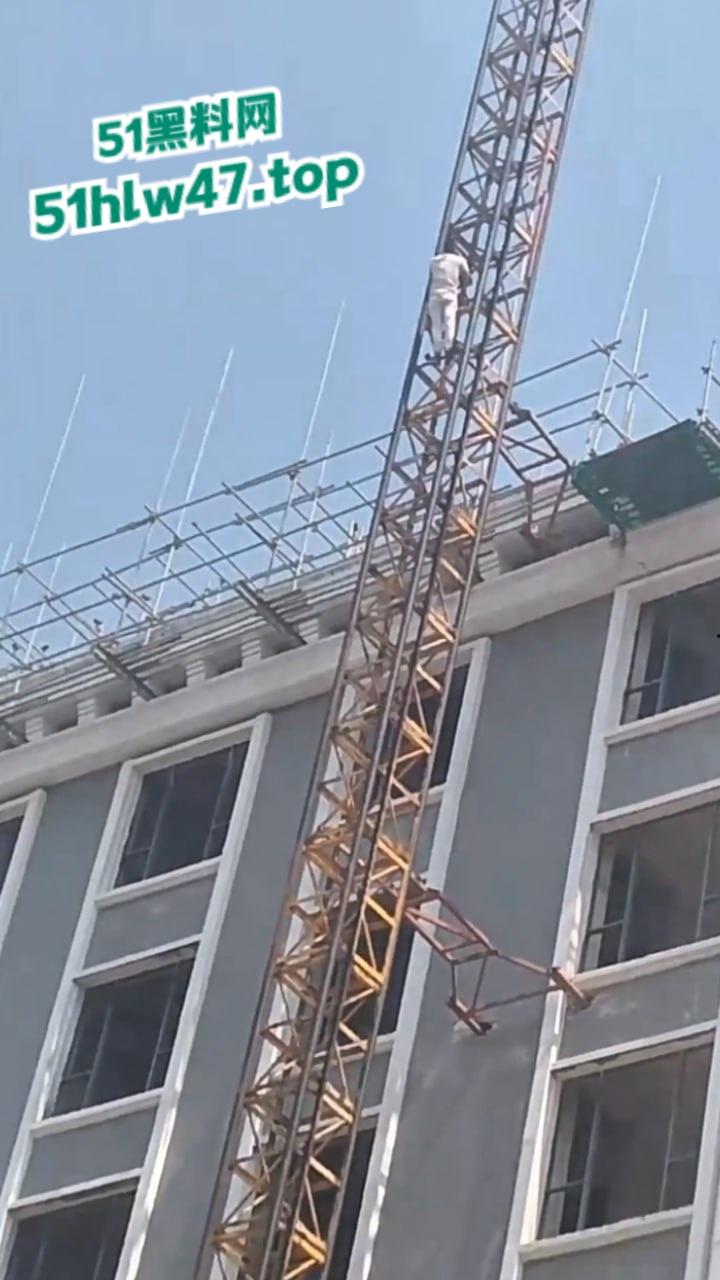 柬埔寨西港跳楼自杀事件，来自中国江西男子【甘院亮】爬到吊车顶部，随后直接跳下身亡。