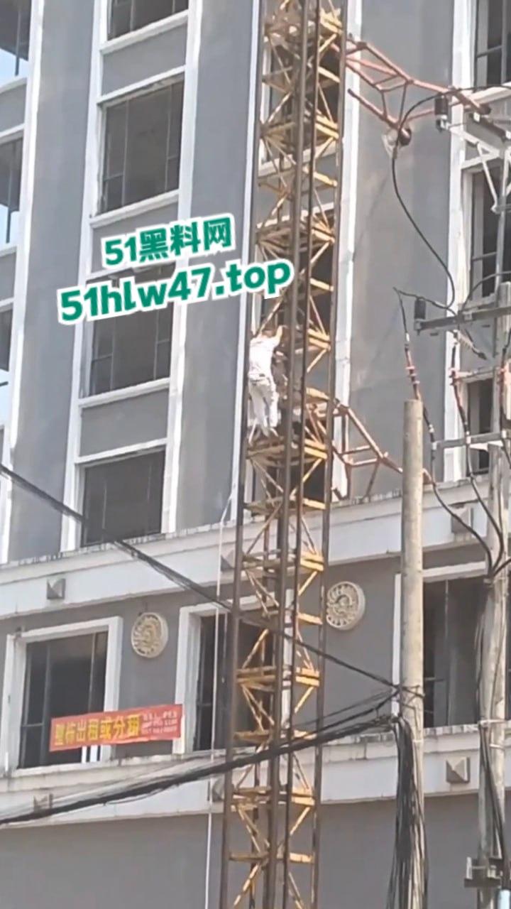 柬埔寨西港跳楼自杀事件，来自中国江西男子【甘院亮】爬到吊车顶部，随后直接跳下身亡。-5