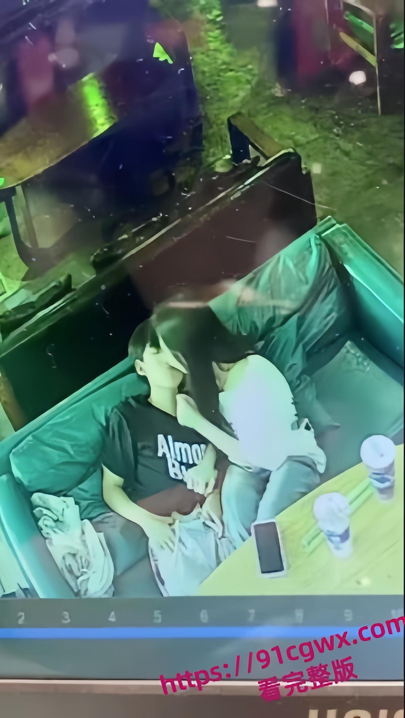 广西玉林陆川县仙尼奶茶店口交门事件，陆川县二中的高冷女神孙晓慧被同学发现给校外的精神小伙口交-2