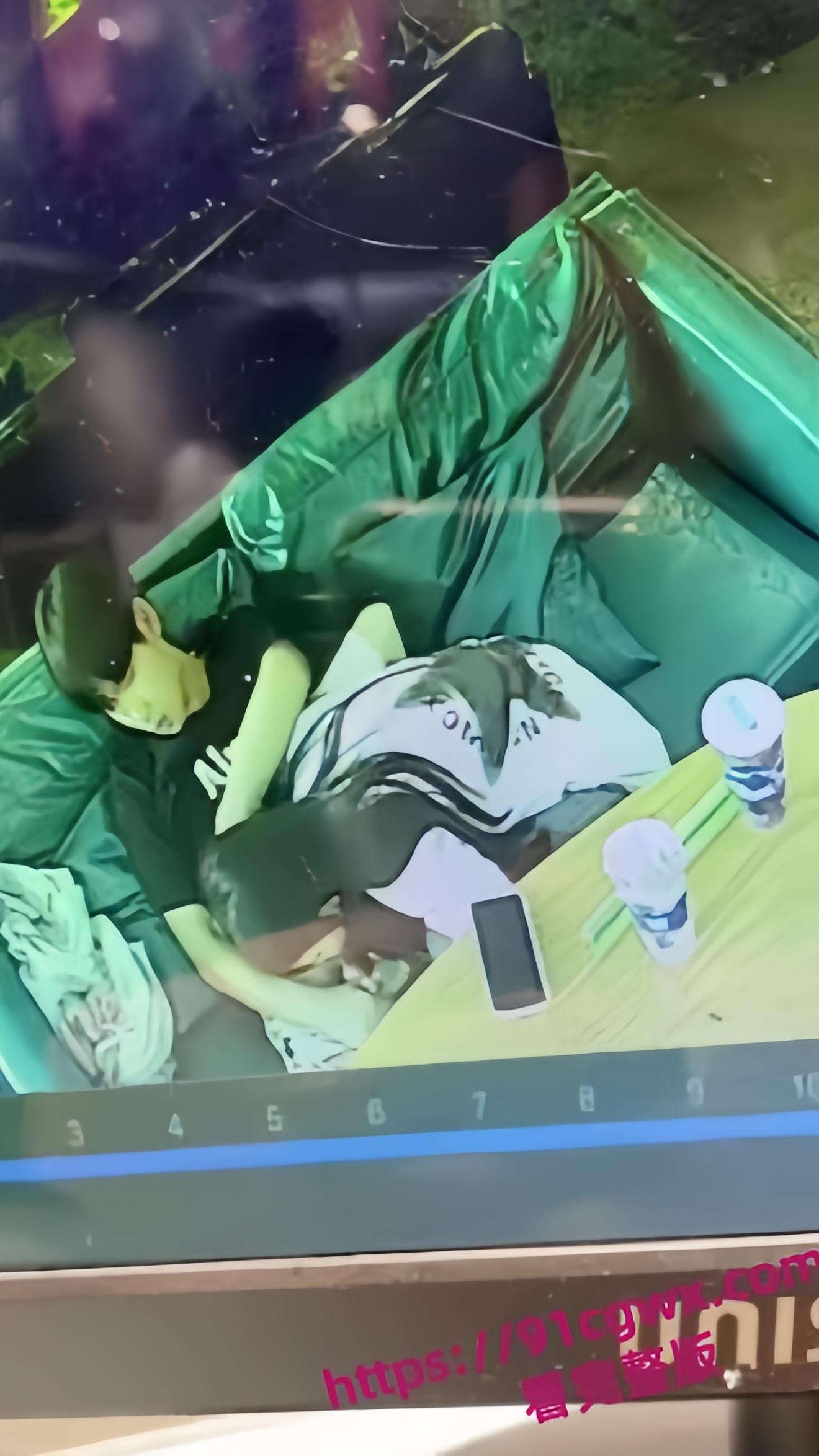 广西玉林陆川县仙尼奶茶店口交门事件，陆川县二中的高冷女神孙晓慧被同学发现给校外的精神小伙口交-5