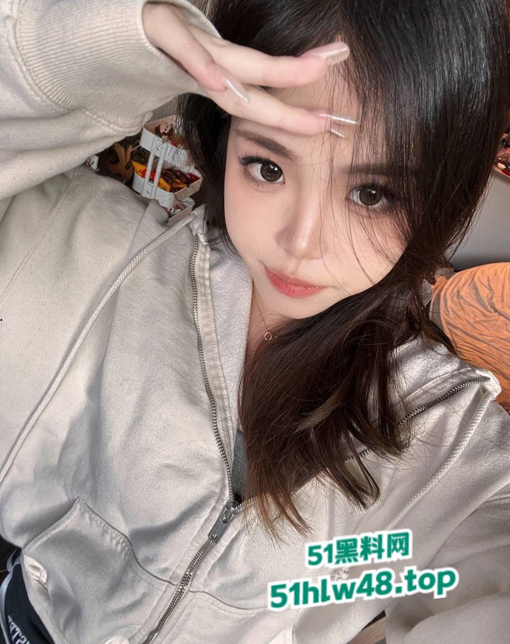 长清大学门事件，高颜值甜美学生妹，纤细高挑的黑丝AJ女被大屌体育生爆操抽插，搞得全校人尽皆知！-6