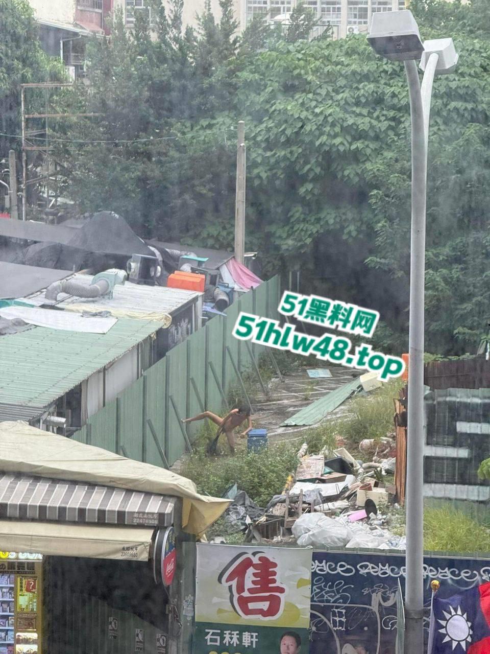 湾湾长腿大妈露天自慰被偷拍，大妈身材年轻时也绝对是大美女，想不到老了竟然这么饥渴。-6