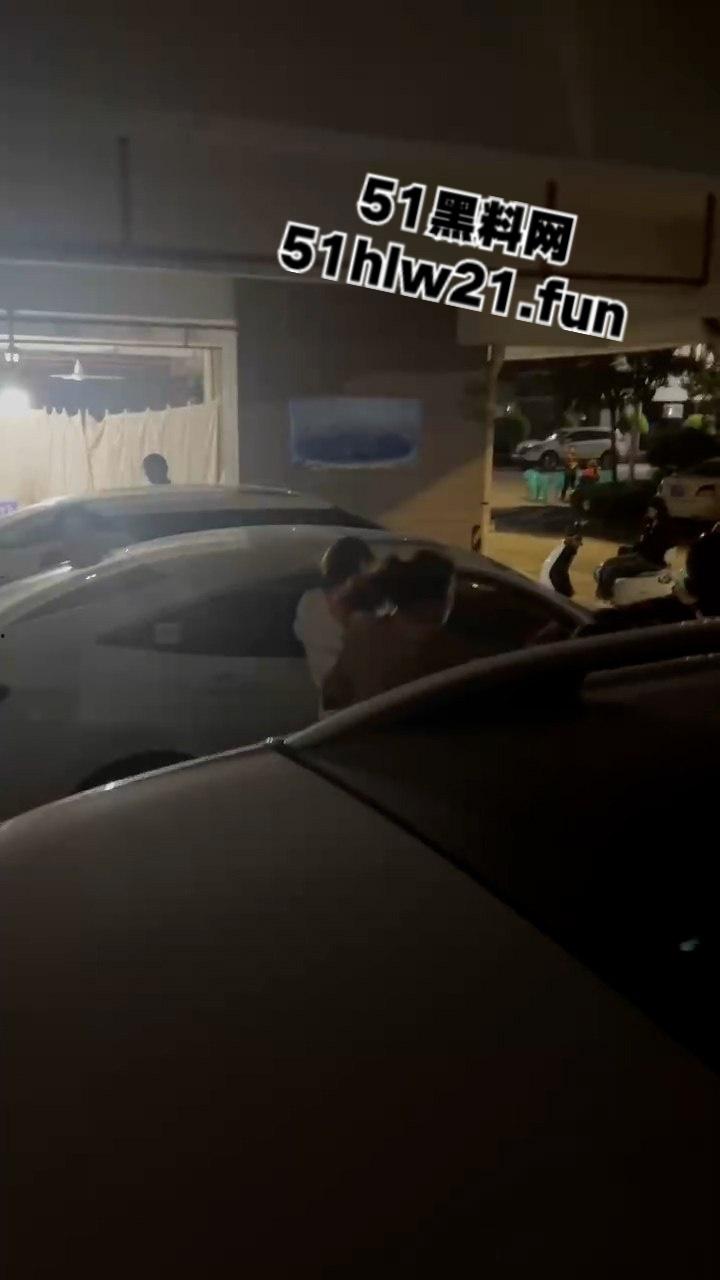 广东无耻小三女偷腥卖骚勾引男人，被原配当街扇脸暴揍，拎着头发让大家好好欣赏这张骚脸。-1