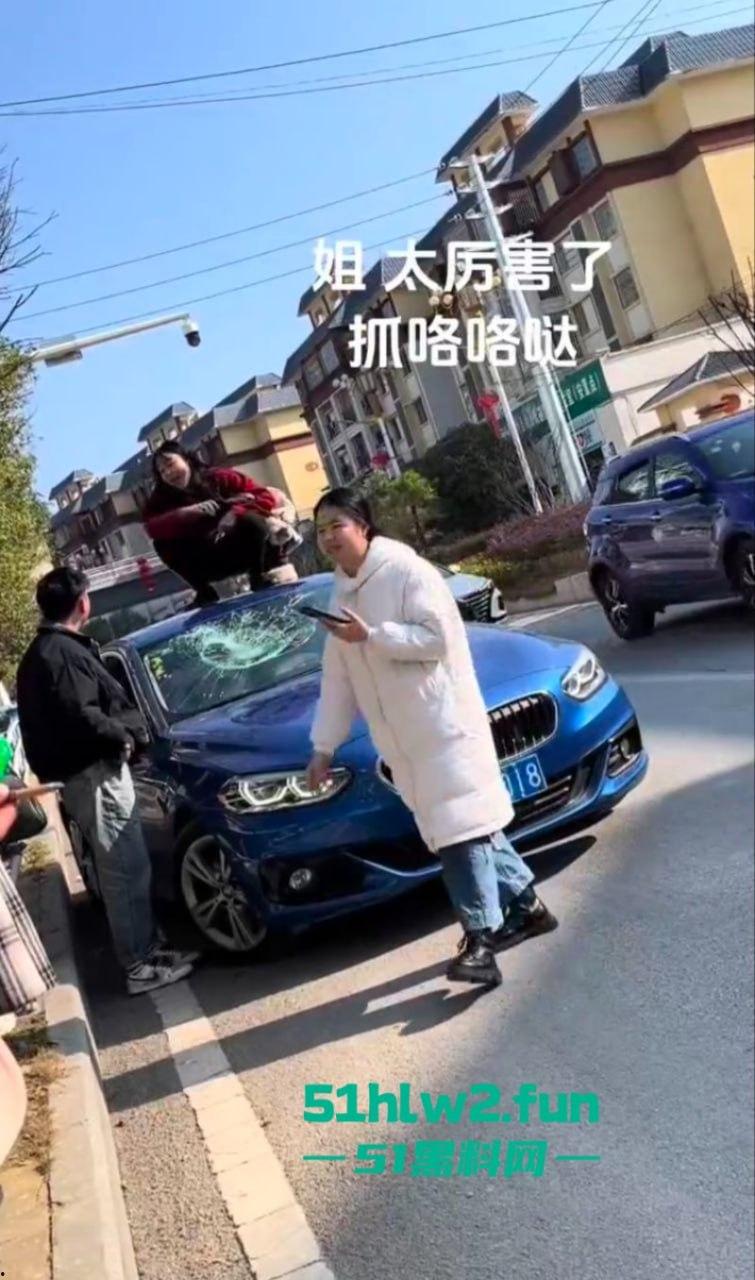 贵州紫云硬核原配当街抓小三，骑车顶猛砸车吓得狗男女龟缩车内不敢出，当街大闹惹人围观。-4