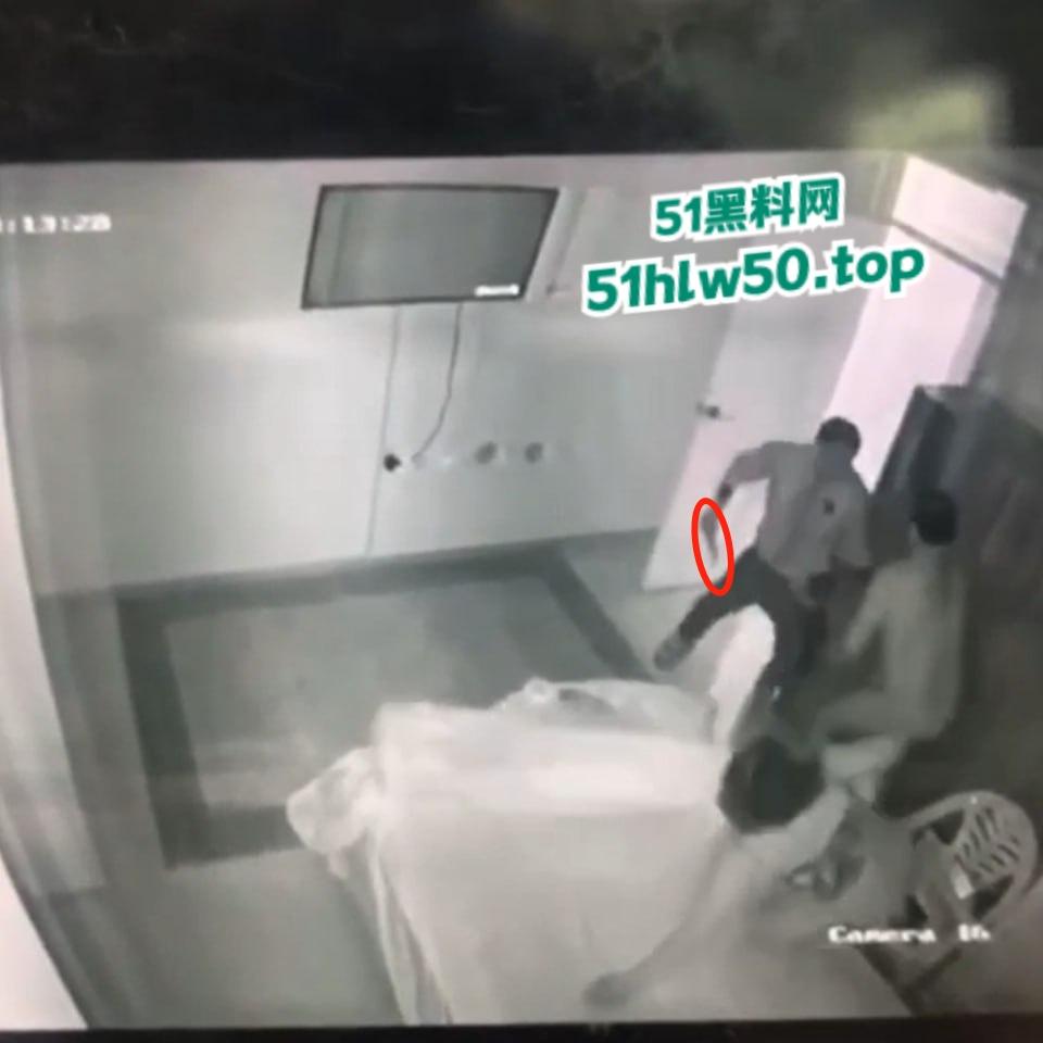 真实偷情捉奸杀人现场,狗男女酒店偷情被老公发现闯入,酒店监控偷拍到惊悚一幕当场刀杀两人!-4