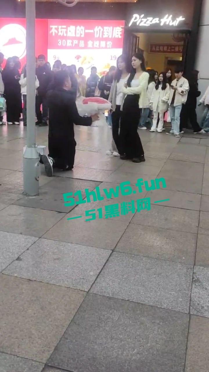 广西南宁顶级舔狗网红,当街表白求婚被美女怒扇耳光,却依旧跪地求婚,第一次见求婚双膝下跪的人才啊!-5