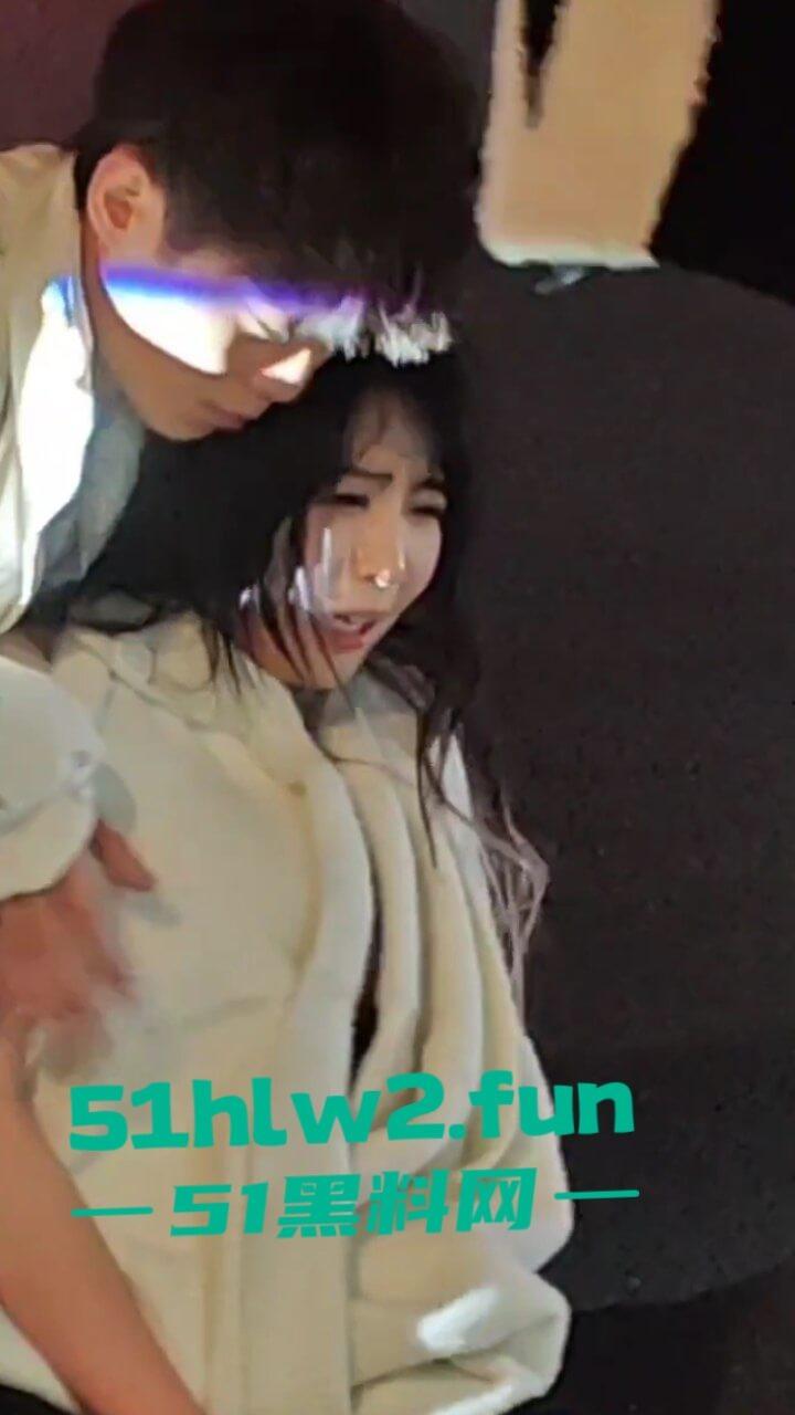 汕头小仙女和闺蜜喝醉被三男子搭讪,结果小仙女直接暴走当街殴打辱骂男子,这是真猖狂啊。-8