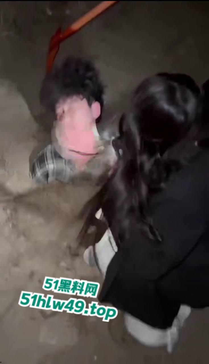 精神小妹带人覇凌嘴贱男生,挖坑活埋脚踹扇脸,当初有多勇下场就有多惨。-2