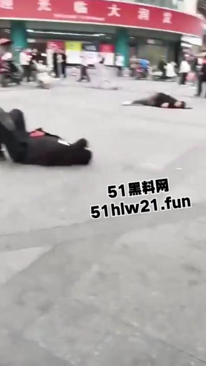 浙江绍兴大唐街道大润发超市门外，发生持刀伤人恶性事件，多名男子浑身是血倒地不起，行凶者疑似报复社会。-4