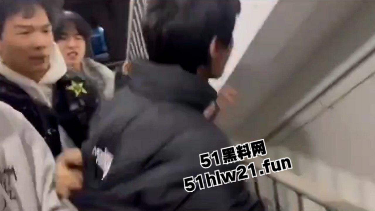 武汉国潮男孩手太欠，当街摸妹子屁股耍流氓被高街小子正义出手一顿暴揍！-2