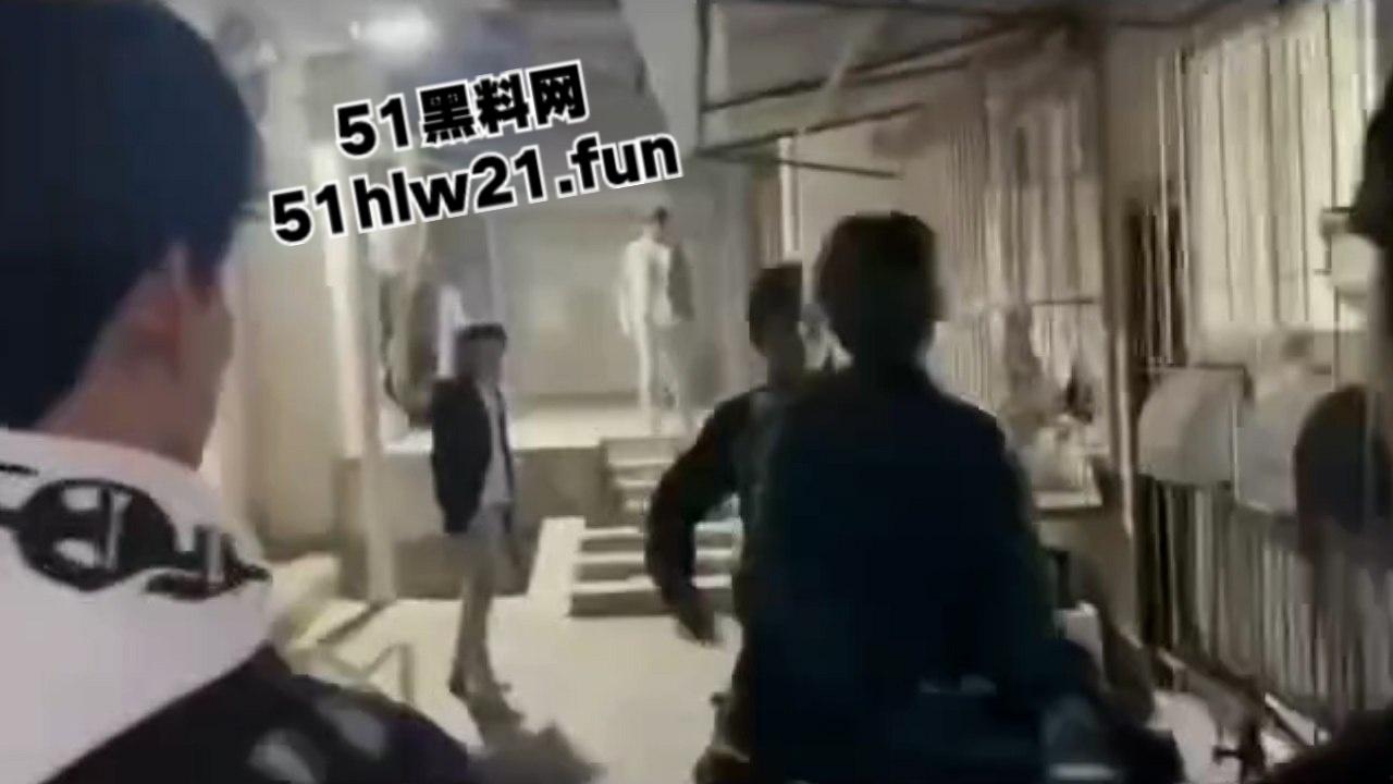 武汉国潮男孩手太欠，当街摸妹子屁股耍流氓被高街小子正义出手一顿暴揍！-4