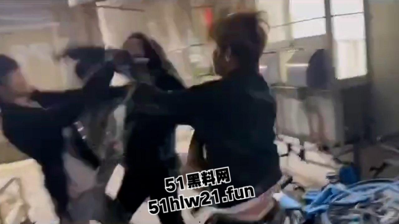 武汉国潮男孩手太欠，当街摸妹子屁股耍流氓被高街小子正义出手一顿暴揍！-6