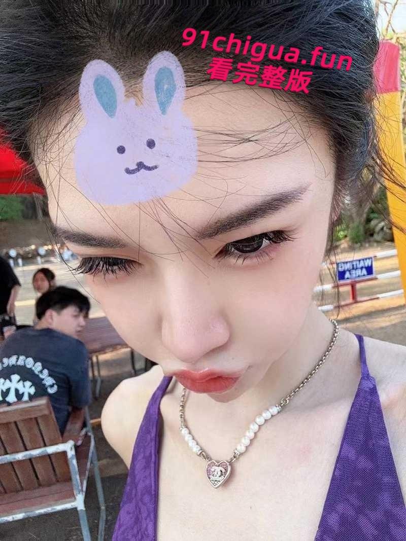 天津顶级名媛【黄丽娜】线下援交视频曝光,疯狂式口交深喉被金主爆操爽的直翻白眼,肩部纹身实锤无疑!-1