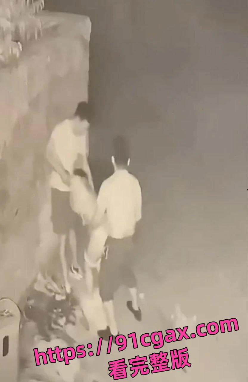 山东青岛一女子街头醉酒后被两人拉至路边强奸,女子被两男子前后夹鸡-2