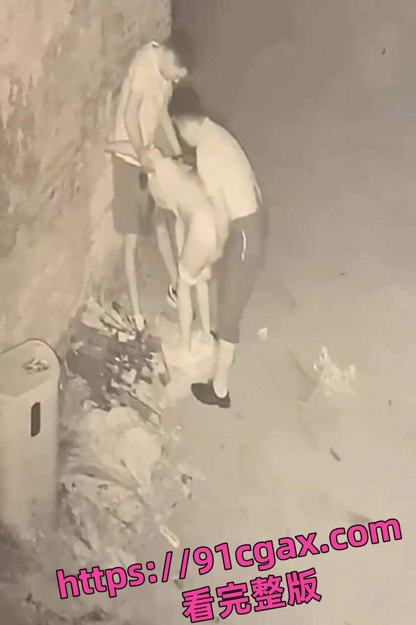 山东青岛一女子街头醉酒后被两人拉至路边强奸,女子被两男子前后夹鸡-3