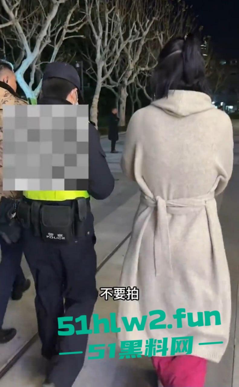 这痴汉是有多饿?虎式坦克酒吧被蹭屁眼?这1米81、160公斤的猛货直接揪痴汉找保安,哥们你是饿疯了吧?-2