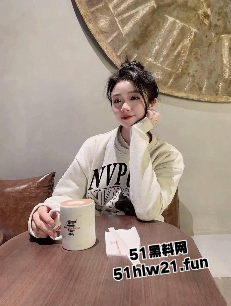 极品人妻生活照VS私密照同泄，蜜臀肥鲍逼毛多汁水泛滥射了，爽得停不下来。-1