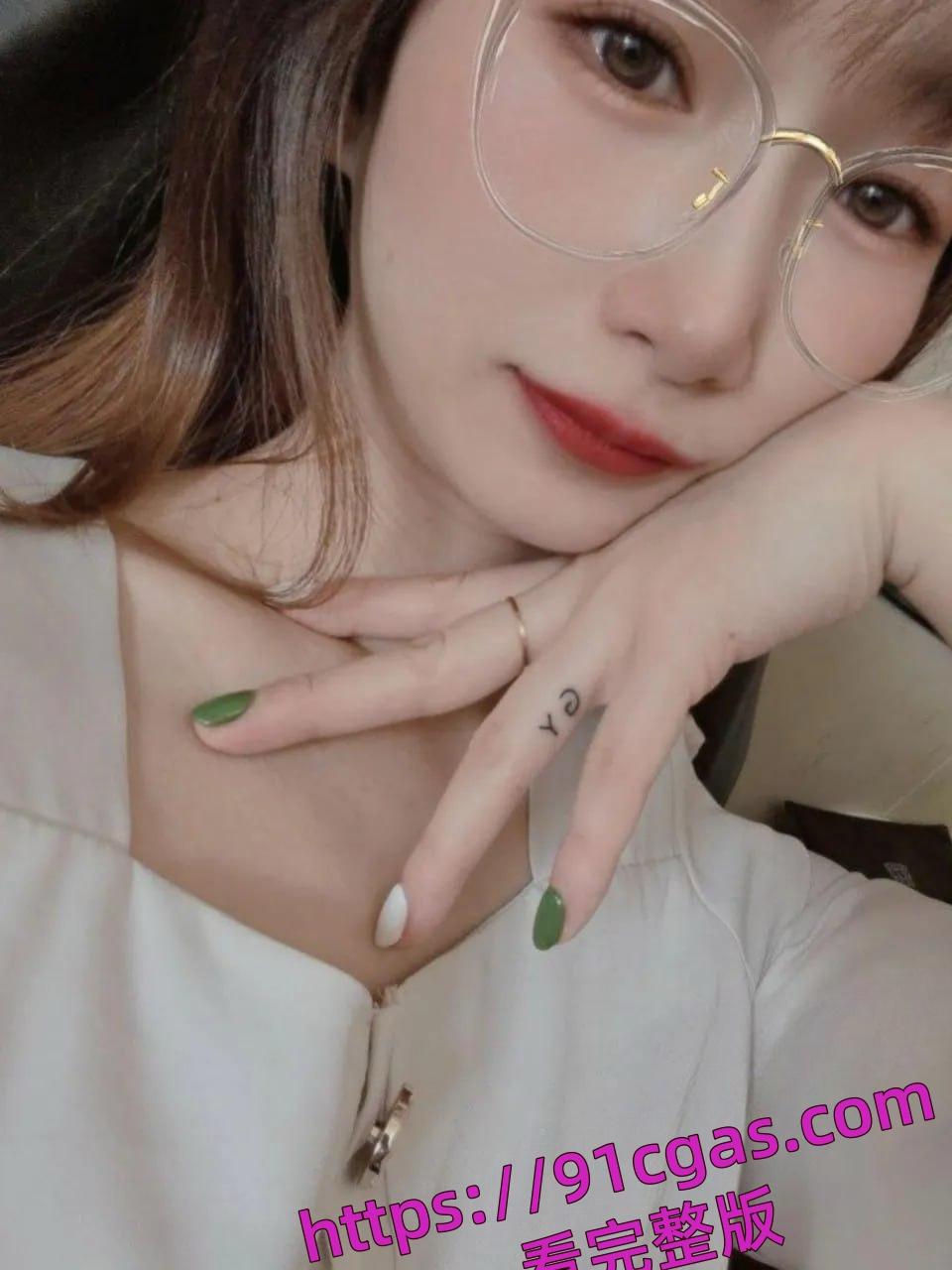 年度最骚反差婊人妻 每帧表情都足够骚 酒店房间门口和窗外露出-2