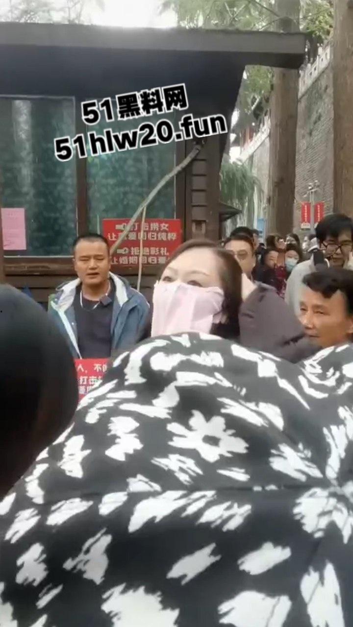 江苏南京相亲角嘴强男女对彩礼问题激烈嘴炮,堪比说唱battle现场!不给彩礼等于白嫖。-5