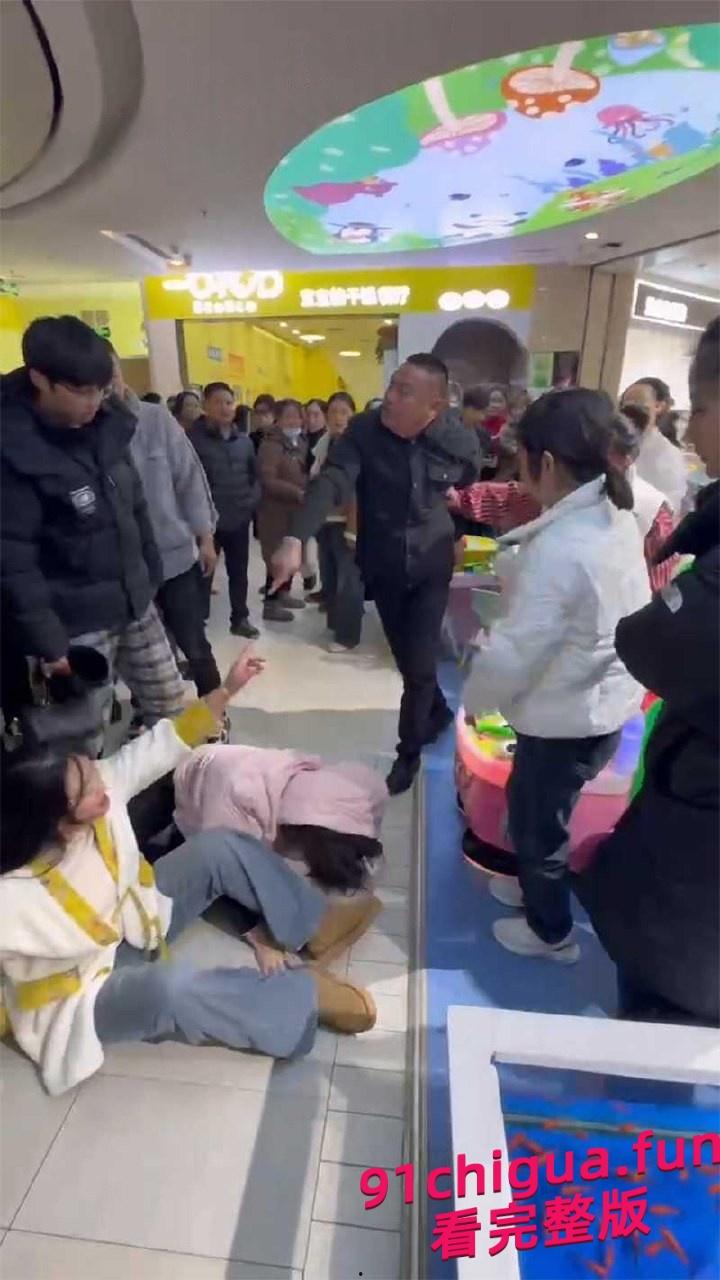 江苏徐州邳州市中钰商场原配抓小三直接上手扒光衣服-3