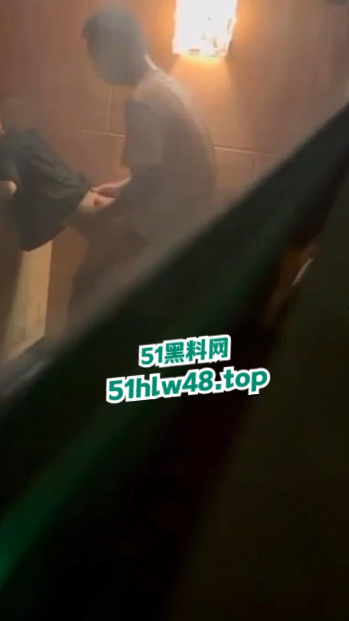 瓜友投稿电影院偷拍操逼，据说女主是没毕业的大学生影院兼职被小主管拿下，小翘臀是真性感啊！-6