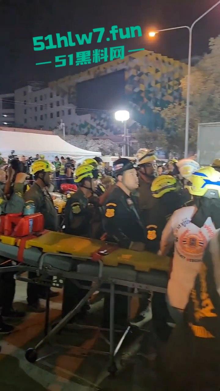 缅甸7.7级震后中国救援队紧急出手仍有众多受难者被压，高温湿臭蚁虫霍乱惨如地狱。-4