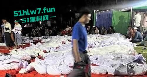 缅甸7.7级震后中国救援队紧急出手仍有众多受难者被压，高温湿臭蚁虫霍乱惨如地狱。-9