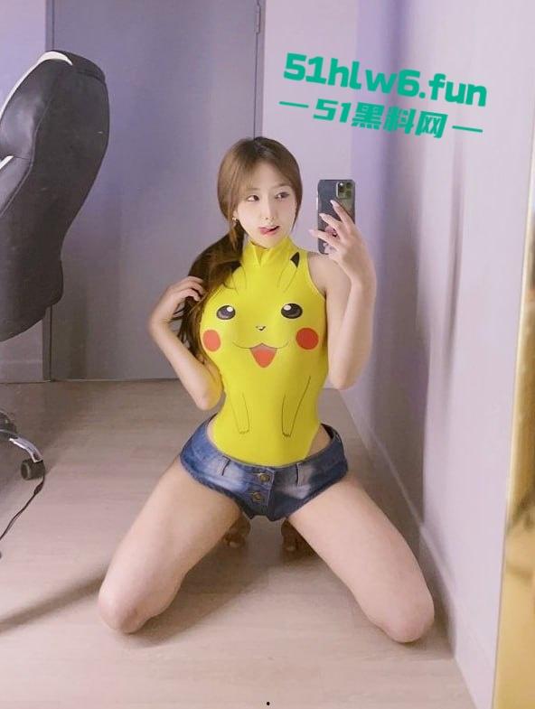 高颜少女吃播主播【金熙宰】下海全裸自慰视频流出，吃播赚钱太难直接下海涉黄捞钱。