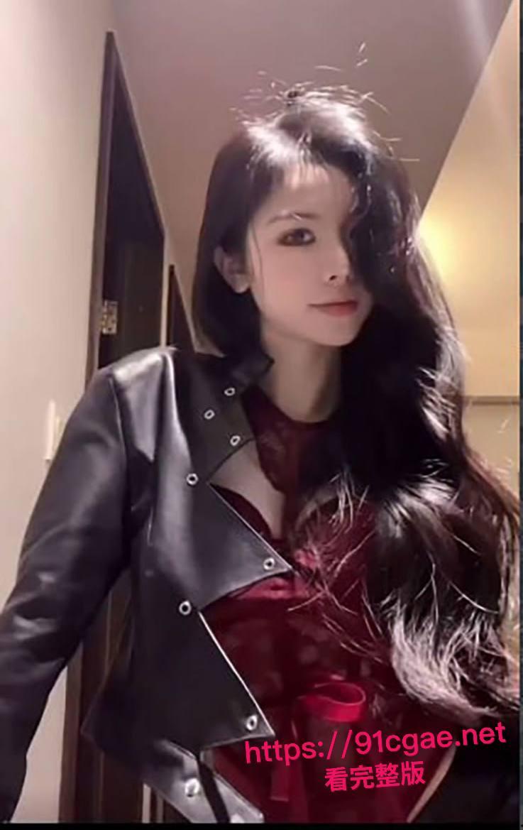 抖音60万粉反差女神绿导演被金主重金砸下 酒店一对一私密直播巨乳翘臀擦边热舞 骚到顶点!-7