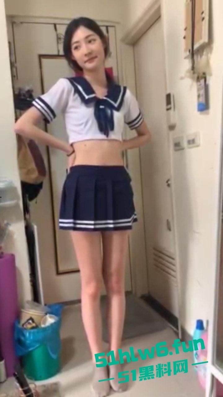 摄影师私拍长腿嫩妹，顶级身材颜值女神逆天大长腿配饱满蜜桃臀，摄影师一边拍照一边打飞机。-6