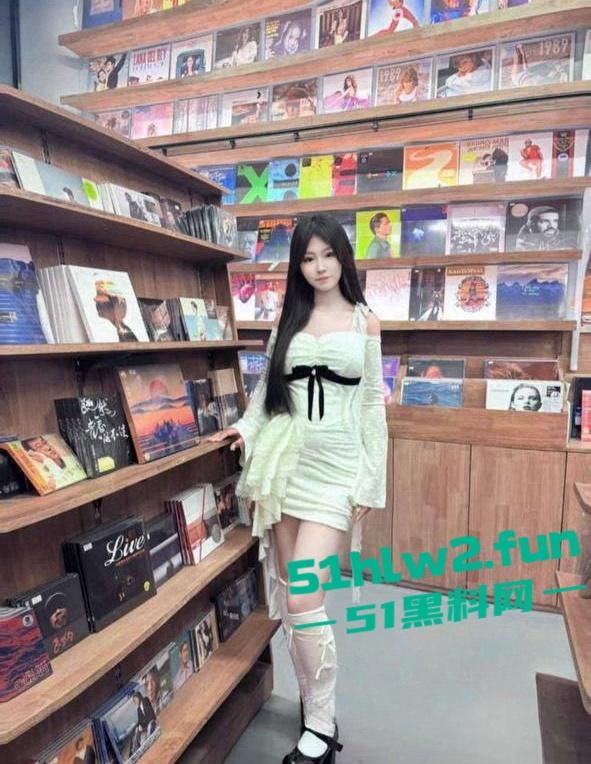 河南极品反差学生【李鑫楠】遭到前男友报复曝光录屏视频和性爱的私密视频清纯可爱形象瞬间崩塌。-2