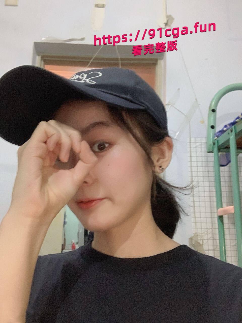 极品嫩奶黑逼大专学生妹， 跟rap男友交往途中出轨， 结交富二代被男友曝光-1