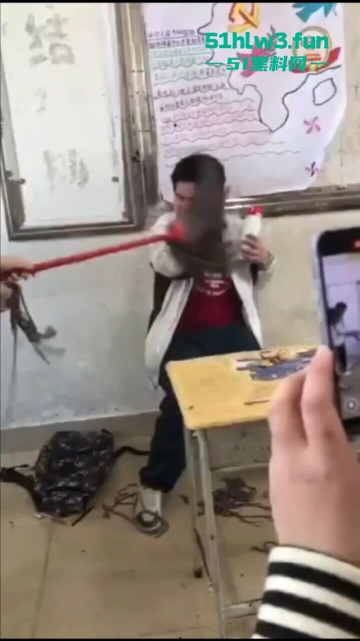 广东吴川中学一学生在教室被同学群殴,口塞异物拖把打脸,学校却让旁观同学删视频。-5