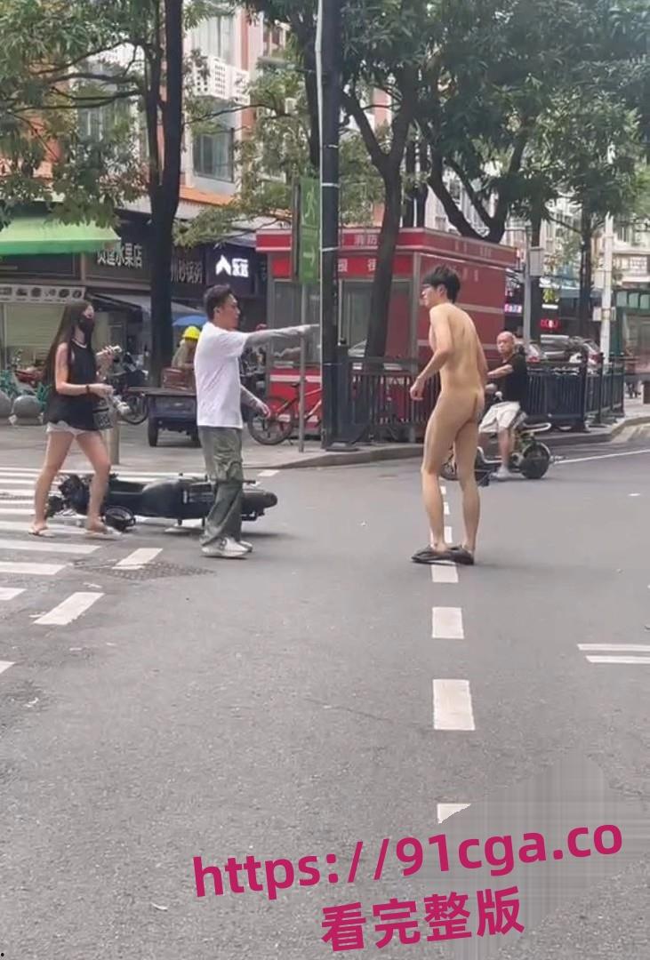 广州帅气裸男街头全裸猥亵美女!最终被警察制服!-2