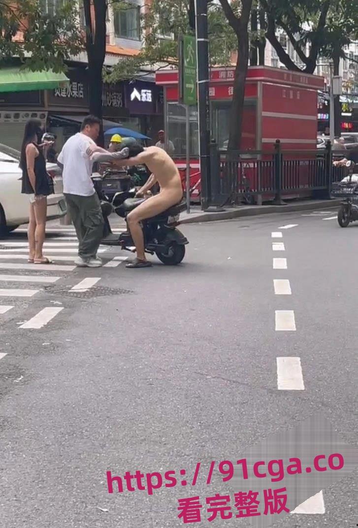 广州帅气裸男街头全裸猥亵美女!最终被警察制服!-3