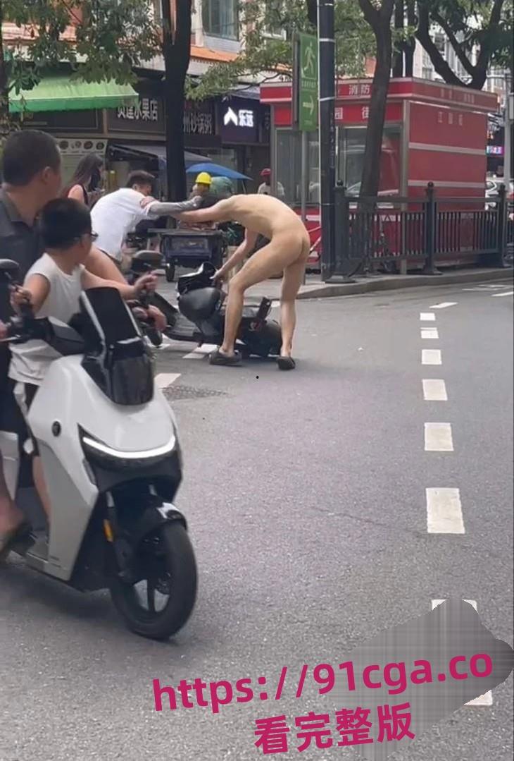 广州帅气裸男街头全裸猥亵美女!最终被警察制服!-4