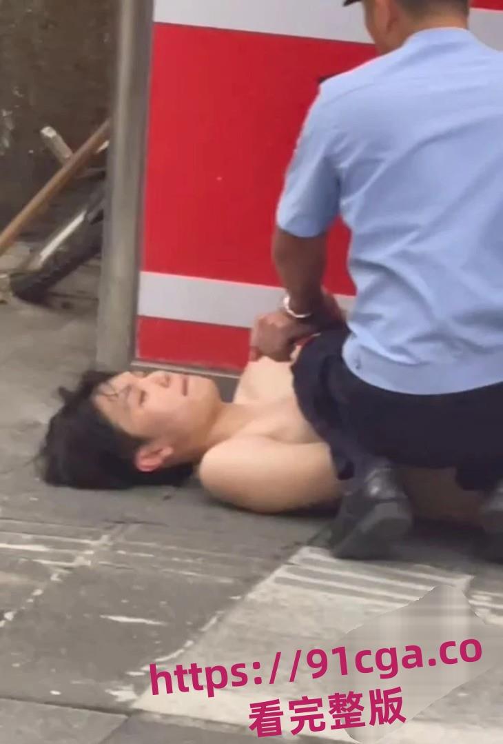 广州帅气裸男街头全裸猥亵美女!最终被警察制服!-5