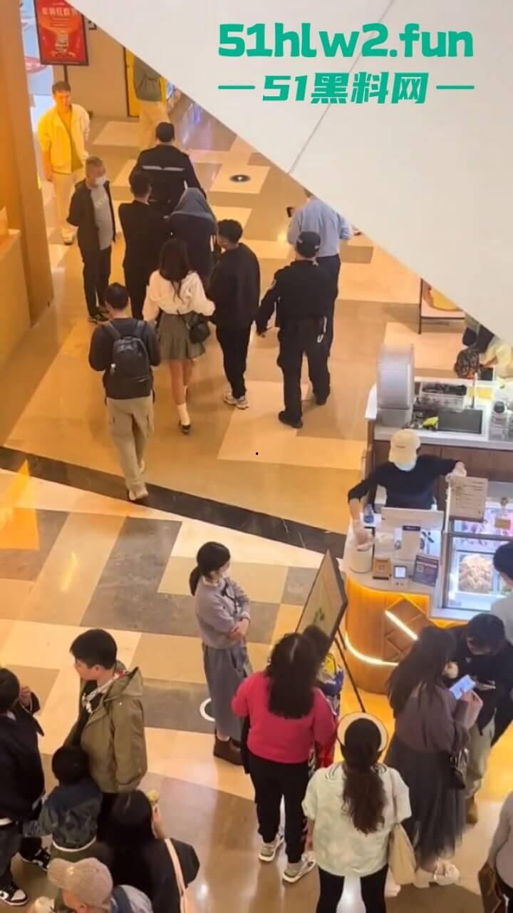 哪个抄底大神断更了？深圳皇庭广场小伙偷拍妹子裙底被其男友当场抓获，真是社死！-1