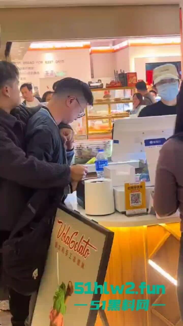 哪个抄底大神断更了？深圳皇庭广场小伙偷拍妹子裙底被其男友当场抓获，真是社死！-9