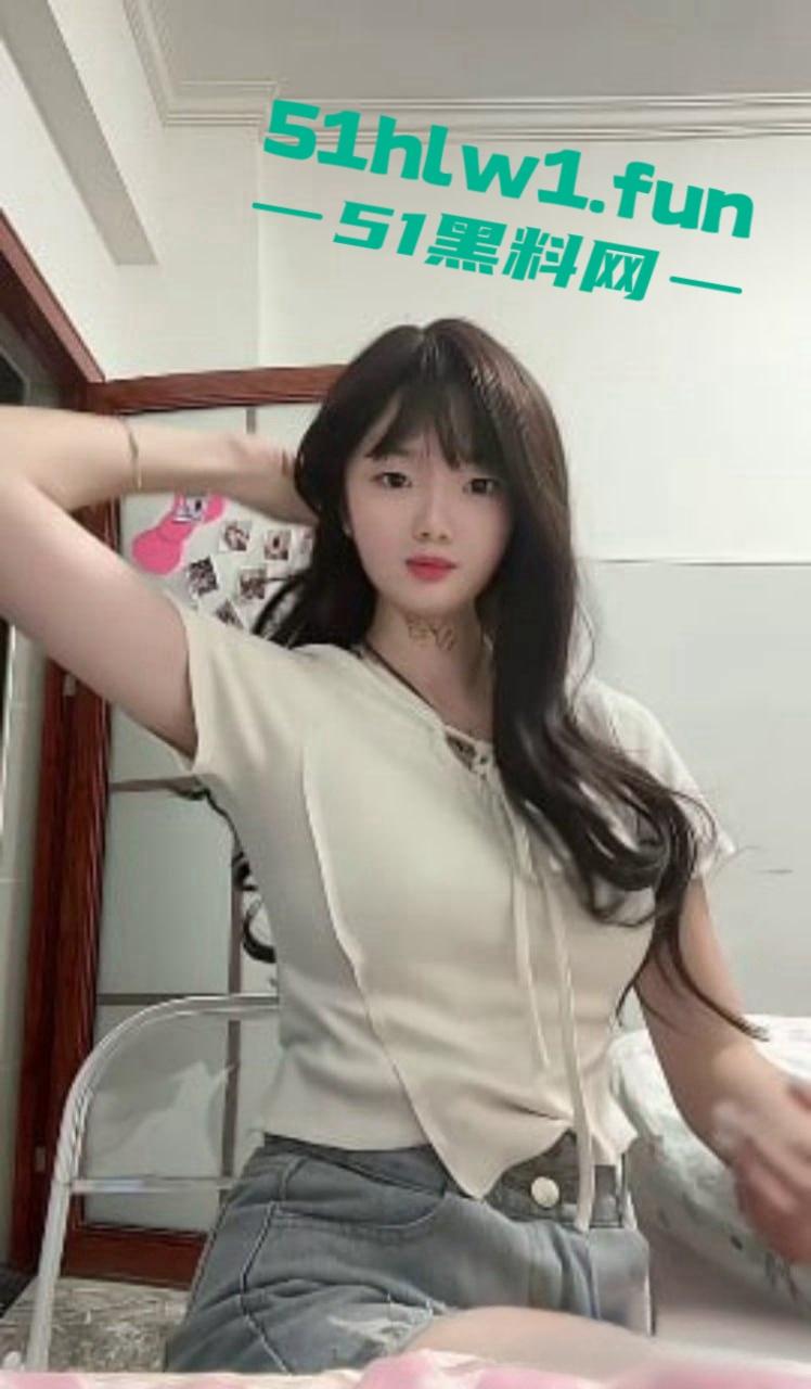 快手反差嫩妹主播【左嫡】身材纤细的大奶女神 和土豪1v1裸聊 展示细腰翘乳秀完美身材-3