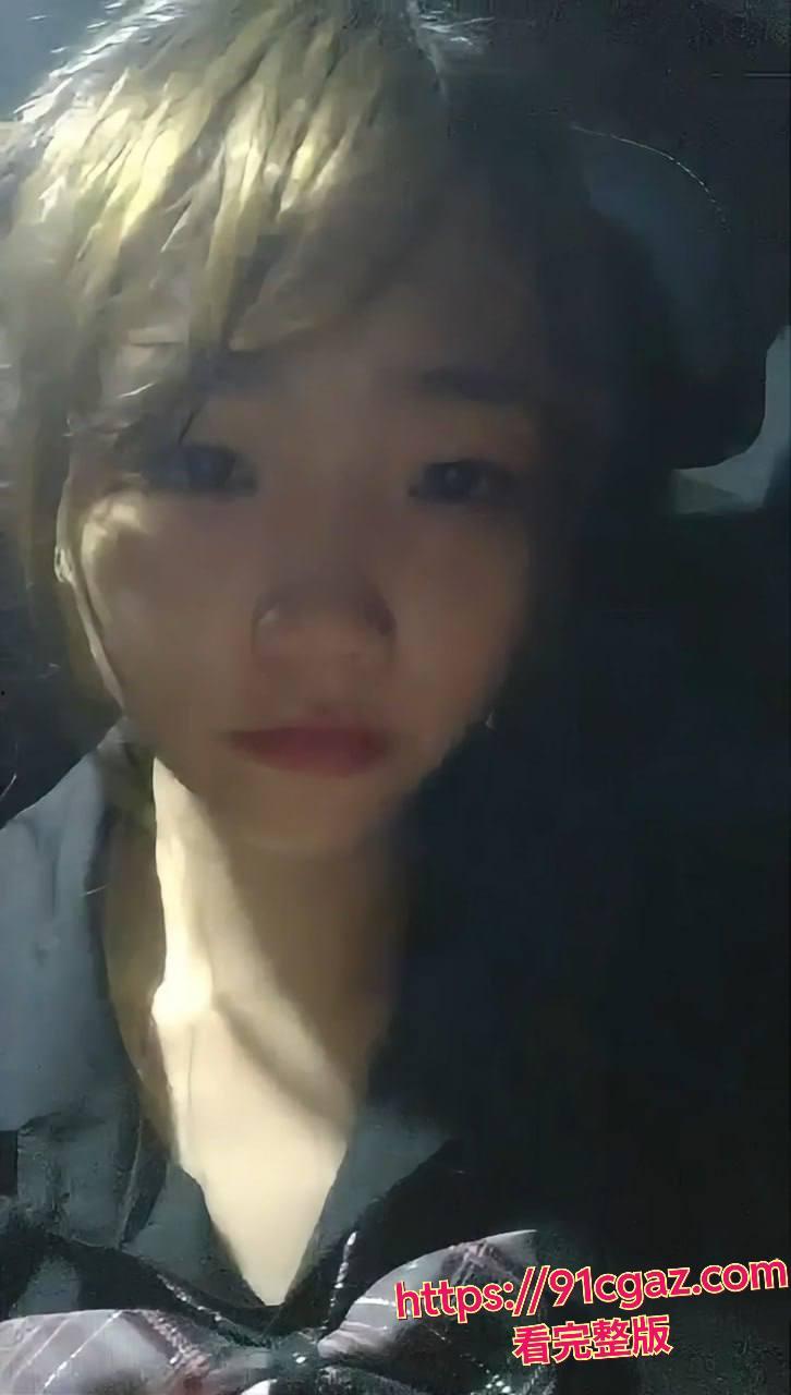 学生妹借裸贷还不起被拉到户外参与大秀直播穿着喜欢的裙子剃光了穴毛被各种玩弄-4