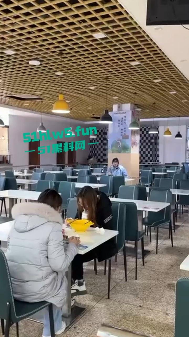江苏师范大学，在食堂角落一对男女公然摸奶搓逼做爱啪啪，想不到还是被人录下来曝光。-7