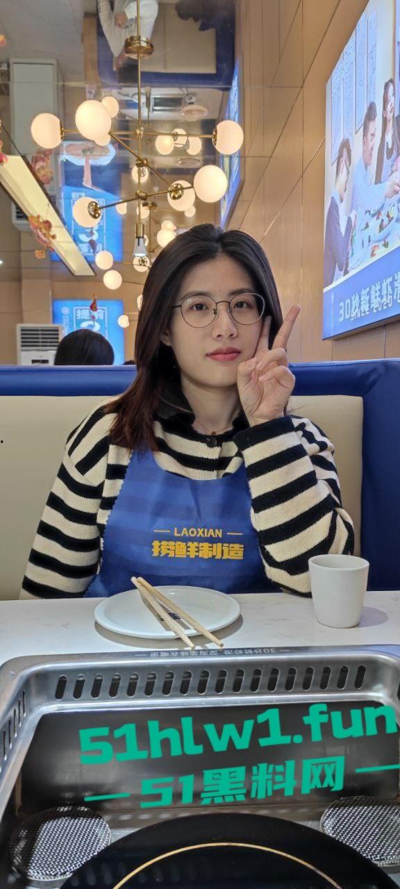 网友投稿高颜值反差眼镜妹，戴眼镜是御姐，穿黑丝成少妇，做爱表情直接封神！